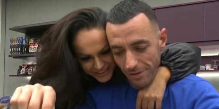 Stresi: Xhuli është budallicë, por e dua shumë