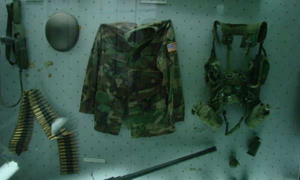 Majko uron ditën e veteranëve të Luftës së Kosovës, me një uniformë amerikane që ndodhet në muzeun e Beogradit