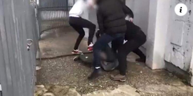 “Kërcet” grushti mes disa të rinjëve në Pejë, njëri prej tyre kërkon ndihmën e kalimtarëve