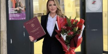 Këngëtarja e njohur kosovare merr titullin ‘’Doktor Shkence’’ në UP