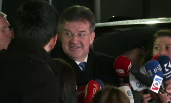 “Jo me buldozerë”, Lajçak për barrikadat: T’i heqim me marrëveshje politike