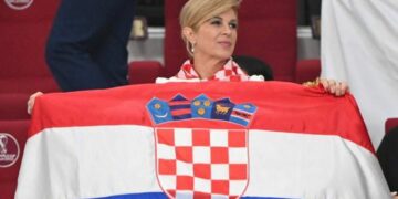 Futbollistëve të Kroacisë i’u jepen medaljet, vëmendjen në tribunë e merr ish-presidentja