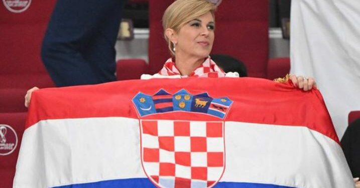 Futbollistëve të Kroacisë i’u jepen medaljet, vëmendjen në tribunë e merr ish-presidentja