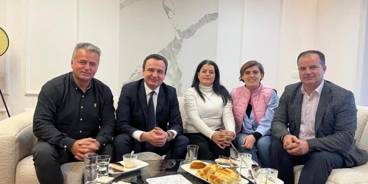 Kurti e vizitoi ish-deputeten e VV-së, Vasfije Krasniqi