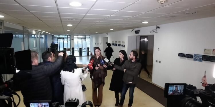 Ministrja Haxhiu paralajmëron shkarkime dhe dorëheqje, pas vdekjes së shtatzënës