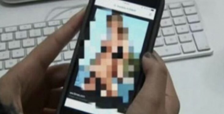 E ulët: Burri ia shpërndan ish-gruas fotot dhe videot intime pasi s’ia dërgoi vajzën në takim