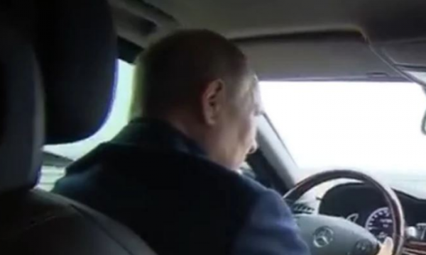 Putin “sfidon” Ukrainën, bën xhiro me Mercedes në urën e Krimesë që u dëmtua pas shpërthimit
