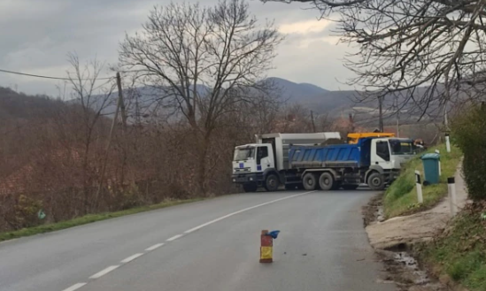 Qytetari tregon si i mbeti kamioni në barikada, tregon se personat ishin të maskuar dhe flisnin në gjuhën serbe
