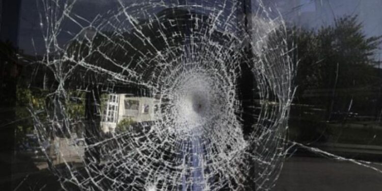 Të shtëna me armë zjarri në Prishtinë, dëmtohet xhami i ballkonit të një shtëpie