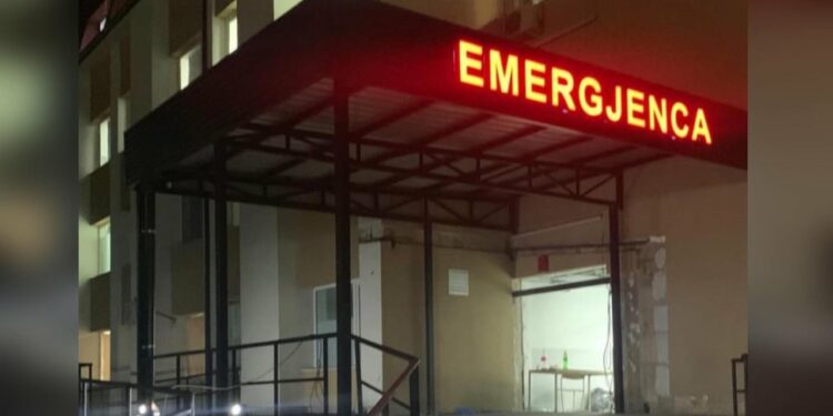 E rëndë: 27-vjeçarja tenton t’i jap fund jetës, dërgohet me urgjencë në spital
