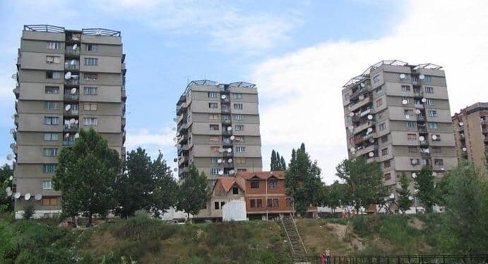 “50 vetë grumbull”/ Tre qytetarë serbë sulmojnë fizikisht një taksist shqiptar te Tre Rrokaqiejt