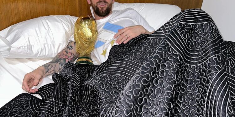Messi publikon fotografi duke fjetur me trofeun e Kupës së Botës