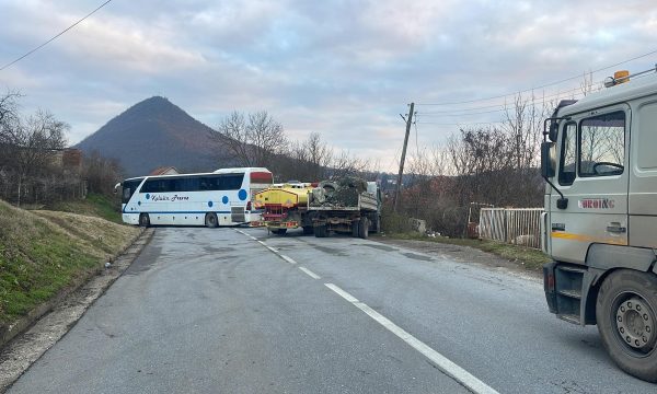 Po largohen kamionët -barrikada në Rudarë, kanë mbetur edhe 9-10 “copë”