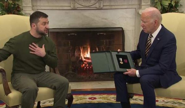 Zelensky e dekoron presidentin Biden