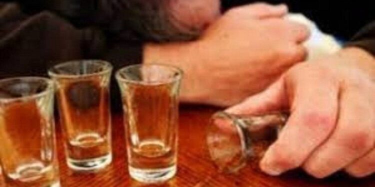 Alkooli mollë sherri: Prizrenasi i dehur dëbon gruan me 5 fëmijë nga shtëpia, përfundon në ndalim policor