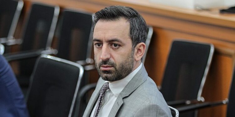 Deputeti i VV-së i bën thirrje Muskut t’ia pezullojë Vuçiqit llogarinë e Twitterit, pasi lavdëroi “kasapin e Ballkanit”