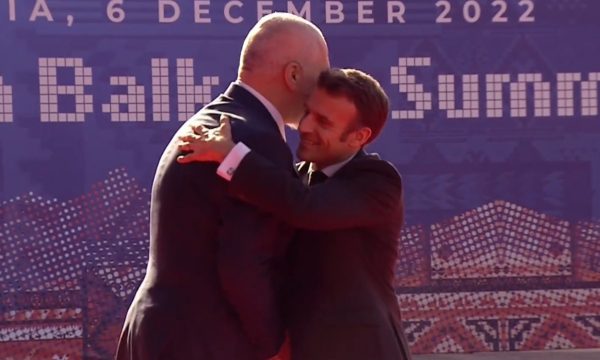 Presidenti francez për herë të parë në Tiranë: Të ketë solidaritet për energjinë mes BE-së dhe Ballkanit