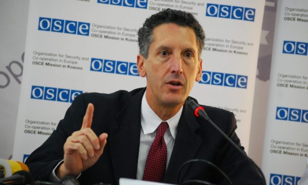 Profesori amerikan: Barrikadat u hoqën për t’u vendosur sërish