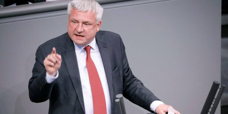 Deputeti gjerman: E kuptoj Kosovën, por a është e mençur të vazhdohet me gjoba për targat tani?