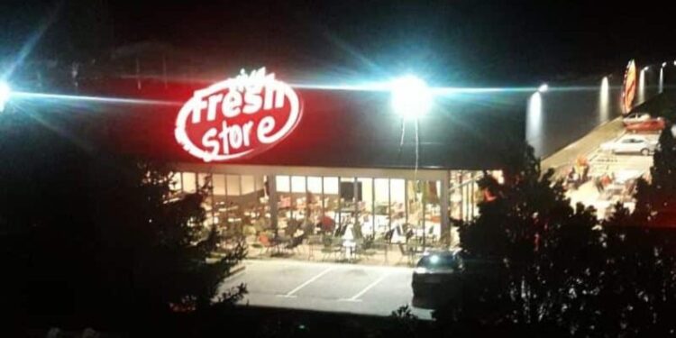 Rrahje në ‘Viva Fresh’: Klienti sulmon kamerierin, ai i kthehet dhe e bën llom
