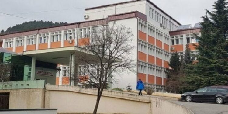 Shkarkohen shefi dhe kryeinfermierja e Gjinekologjisë për rastin e foshnjës në Pejë