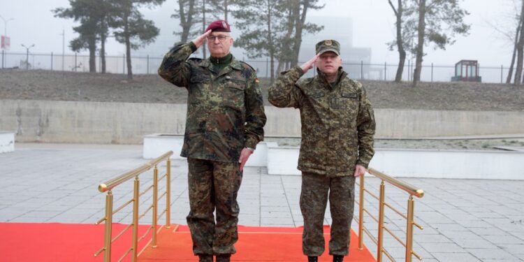 Komandanti Jashari pret me ceremoni zyrtare Shefin e Mbrojtjes së Gjermanisë