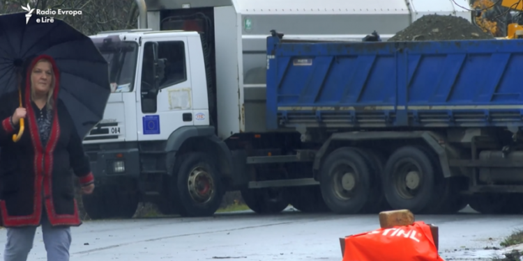 Pamje nga barrikadat e vendosura në Zveçan (VIDEO)