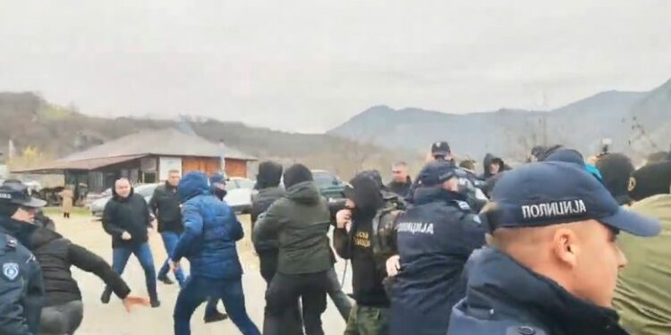 Eskalon situata/ Protestuesit serb thyejnë kordonin e policisë, i afrohen kufirit me Kosovën