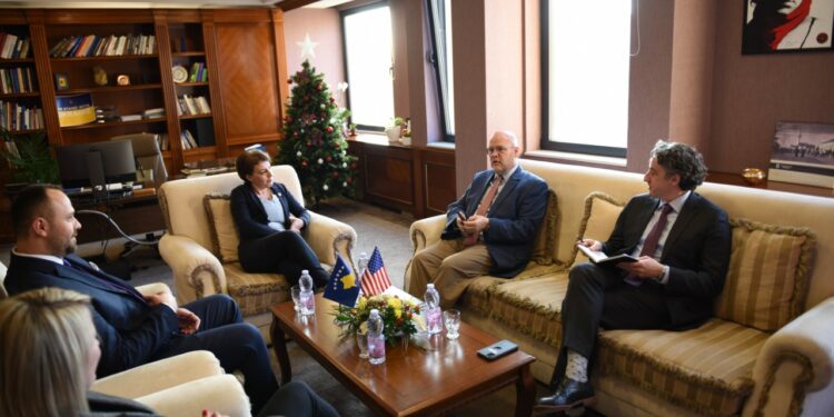 Ambasadori amerikan në Kosovë takohet me ministren Gërvalla