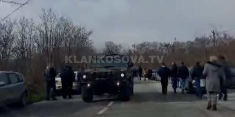 Serbët mblidhen për të protestuar në Rudar, KFOR-i blindon veriun