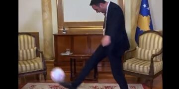 Konjufca demonstron aftësitë me top futbolli