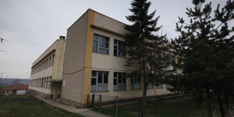 Prindërit në Vushtrri futen në sherr pasi fëmijët u rrahën me njëri-tjetrin, intervenon Policia