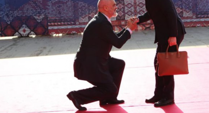Interesante: Edi Rama i ulet në gjunjë liderit europianë!