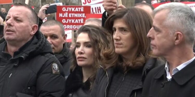 Në protesten kundër Speciales marrin pjesë edhe deputetet e PDK-së