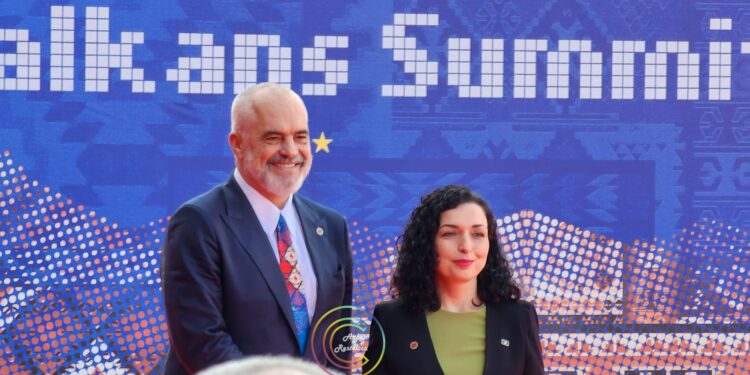 Të buzëqeshur, Rama pret Osmanin në Tiranë