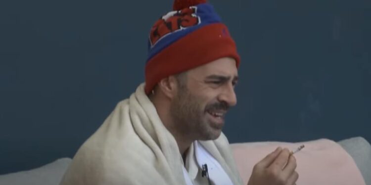 As acari i mëngjesit s’e ndaloi Lugatin të këndojë sërish në oborr (VIDEO)