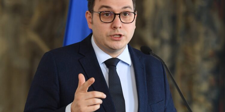 Ministri i Jashtëm çek u kërkon serbëve t’i heqin barrikadat e vendosura në veri të Kosovës
