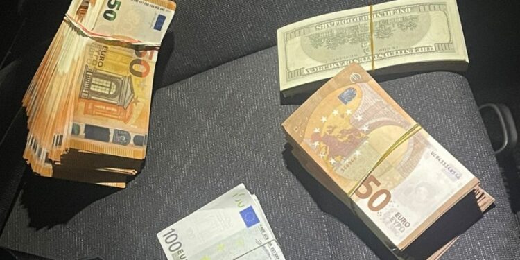Tentuan të fusnin në qarkullim mbi 53 mijë euro të falsifikuara, dy persona e pësojnë ‘keq’ nga policia