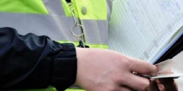 “Ju zhduki, kam me iu vra”/ Deçanasi kërcënon zyrtarët policorë që e gjobitën për mos vendosjen e rripit të sigurisë
