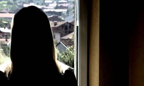 Burrin e ka në paraburgim, gruan në Prishtinë e zë sherri me kunatin: S’ma hapi derën kur erdha nga puna