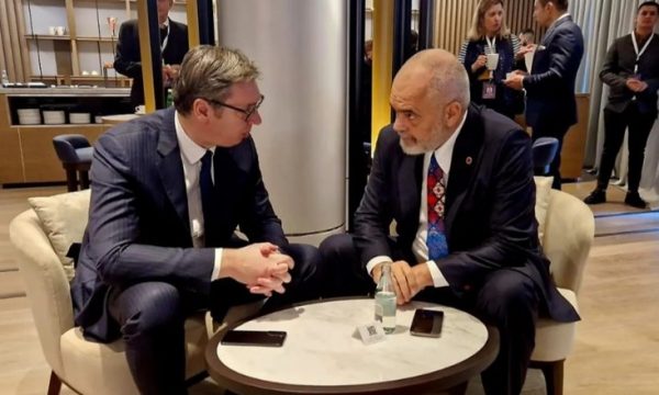 “Bisedime me mikun tim për Open Balkan”: Vuçiq ndan foto me Ramën nga samiti