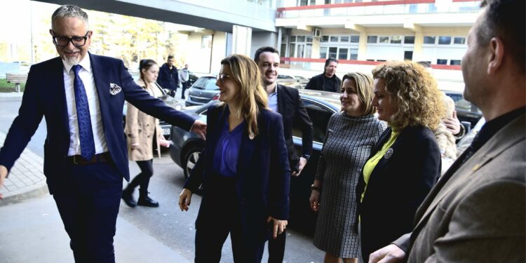 Ministri Vitia shpërndanë dhurata për fëmijët në Pediatri dhe Kirurgji