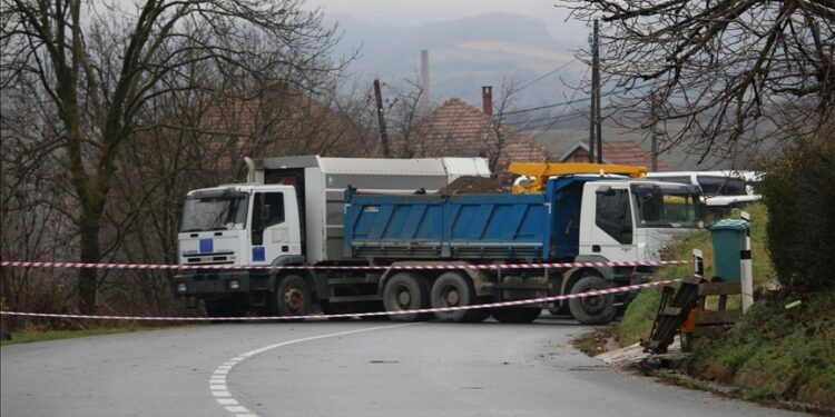 Edhe pas vendimit për Pantiqin, barrikadat akoma bllokojnë veriun (VIDEO)