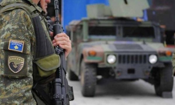 Digjet autoblinda e FSK-së në rrugën Prishtinë-Pejë, intervenon policia dhe zjarrfikësit