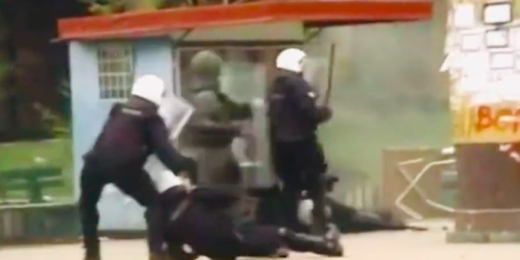 VIDEO nga paslufta – Momenti kur plagosen policët polakë në Mitrovicë nga përplasja me huliganë të armatosur