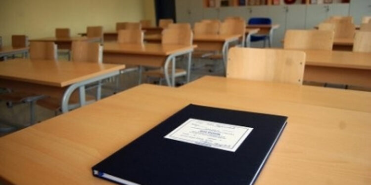E dhimbshme: Nxënësi nga Skenderaj përshëndet mësuesen e shokët e klasës, shkon në mërgim