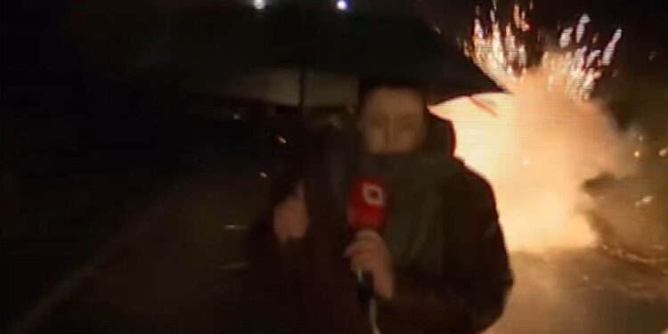 VIDEO: Momenti kur pranë ekipit të gazetarëve serbët hedhin mjete shpërthyese