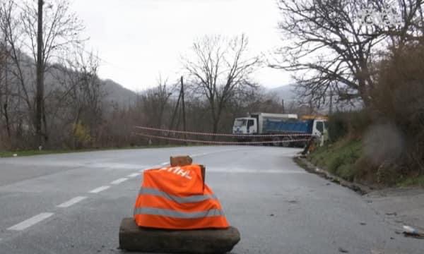 Persona të maskuar sulmojnë ekipin e Klan Kosovës te barrikada afër Çabrës