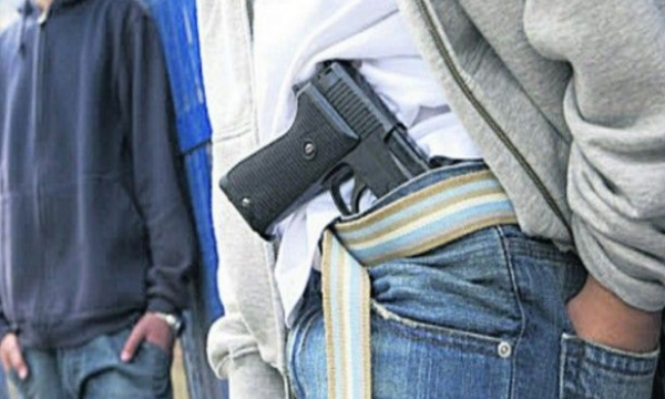 Nxënësi në Rahovec shkon me pistoletë në shkollë, arrestohet nga Policia
