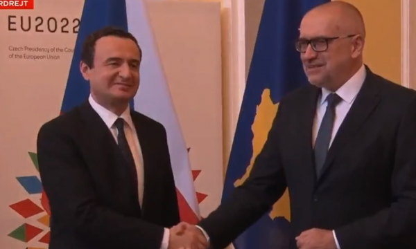 Kurti i dorëzon Presidencës Çeke aplikimin e Kosovës për anëtarësim në BE
